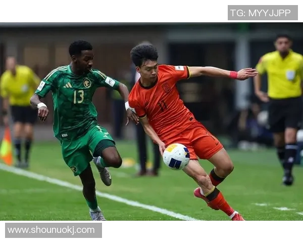 足球明星独特穿袜子方式引发球迷热议展现赛场个性与生活态度